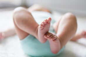 Θεσσαλονίκη: Ζεστάθηκε το μωρό και το έβγαλαν από το σπίτι, είπε ο δικηγόρος των γονιών του βρέφους που έκλαιγε στο μπαλκόνι