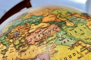 Χώρας πεσούσης παν (άλλο) έθνος ξηλεύεται 