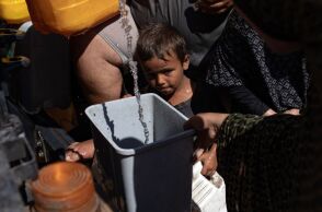 Η Unicef προειδοποιεί πως παιδιά κινδυνεύουν να πεθάνουν από δίψα, καθώς η Γάζα αντιμετωπίζει κατάρρευση των υποδομών και κρίση ανθρωπιστικής βοήθειας.