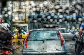 Σταγόνες βροχής πάνω σε παρμπρίζ αυτοκινήτου