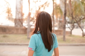 Κοριτσάκι με γυρισμένη την πλάτη στο φακό