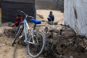 Παιδιά σε χώρο με συρματοπλέγματα στη Γάζα