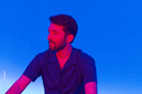 Συνέντευξη με τον Θοδωρή Βουτσικάκη ο οποίος, την Παρασκευή 11 Ιουλίου, ανεβαίνει στον Κήπο του Μεγάρου Μουσικής Αθηνών για μια ξεχωριστή συναυλία, υπό τον τίτλο «Το πρώτο μου τριαντάφυλλο». Μαζί του, στη σκηνή αλλά και στο πνεύμα, η Λίνα Νικολακοπούλου — η σπουδαία στιχουργός με την οποία τον συνδέει πλέον μια ουσιαστική, δημιουργική συνεργασία. 