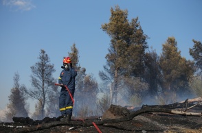 Πυροσβέστης κατά τη διάρκεια κατάσβεσης φωτιάς