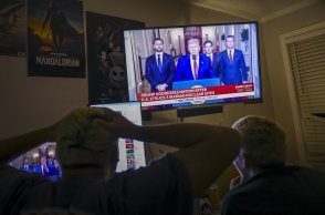 Πολίτες παρακολουθούν το διάγγελμα Τραμπ μετά τους βομβαρδισμούς στο Ιράν