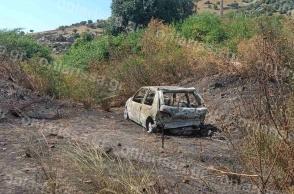 Το καμένο όχημα στο οποίο βρέθηκε το απανθρακωμένο πτώμα του 45χρονου