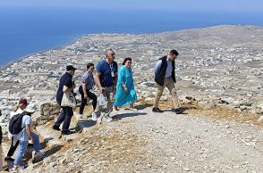 Λίνα Μενδώνη: Αυτοψίες στους αρχαιολογικούς χώρους της Αρχαίας Θήρας και του Ακρωτηρίου Σαντορίνης - Ενημερώθηκε για την πορεία των εργασιών