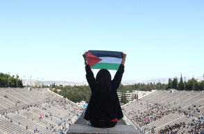 Σε κάθε υπόκλιση, και μια παλαιστινιακή σημαία