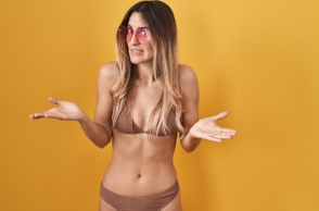 Κοπέλα δοκιμάζει μαγιό 