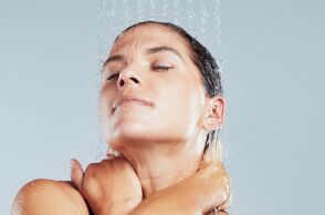 Το κρύο ντους στον καύσωνα ίσως επιδεινώνει τη θερμοκρασία του σώματος και εγκυμονεί κινδύνους για την καρδιά, σύμφωνα με ειδικούς