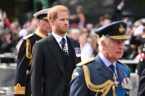 Ο Χάρι κάνει το πρώτο βήμα: Η πρόσκληση έκπληξη στον Κάρολο και τον Ουίλιαμ