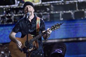 Ο κιθαρίστας των U2 The Edge απέκτησε την ιρλανδική υπηκοότητα 62 χρόνια μετά τη μετεγκατάστασή του στη χώρα, δηλώνοντας βαθιά υπερηφάνεια και συγκίνηση.