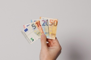 Χέρι κρατά χρήματα