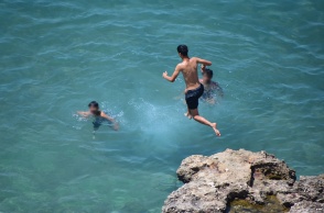 Νεαρά άτομα εκμεταλλεύονται τον καιρό και πηγαίνουν για μπάνιο και βουτιές στη θάλασσα