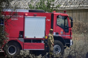 Πυροσβέστης έξω από όχημα - Στιγμιότυπο από την επιχείρηση για την κατάσβεση φωτιάς