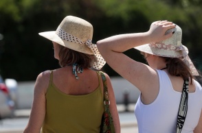 Γυναίκες με καπέλο υπό πολύ υψηλές θερμοκρασίες