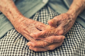 Χέρια ηλικιωμένης - φωτογραφία αρχείου για την υπόθεση απάτης στη Λαμία