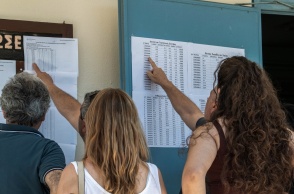 Υποψήφιοι με τους κηδεμόνες τους βλέπουν τα αποτελέσματα των Πανελληνίων 2025