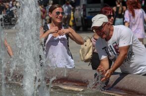 «Καμίνι» η χώρα: Έως 41°C την Παρασκευή - Τροπική νύχτα σε Αθήνα, Θεσσαλονίκη και άλλες πόλεις