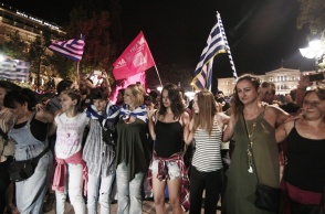 Πανηγυρισμοί στο Σύνταγμα το βράδυ του Δημοψηφίσματος του 2015