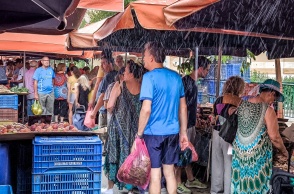 Μπουρίνι βρήκε πολίτες ενώ ψώνιζαν στη λαϊκή