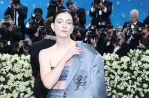 Lorde: Το νέο άλμπουμ Virgin της διάσημης τραγουδίστριας περιλαμβάνει NSFW εικόνα γεννητικών οργάνων στο βινύλιο, διχάζοντας τους θαυμαστές της.