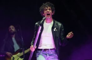 Φεστιβάλ Glastonbury: Οι The 1975 δηλώνουν ότι εγκαταλείπουν τις πολιτικές παρεμβάσεις στις συναυλίες τους, προτάσσοντας μηνύματα αγάπης και φιλίας.