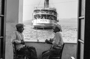 Το «Αιγαίον» αγκυροβολημένο στον Γιαλό της Σαντορίνης το 1954, τότε το νησί είχε περίπου 12.000 κατοίκους