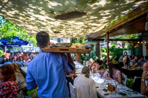 Σερβιτόρος με δίσκο στο χέρι