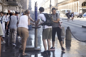 Πολίτες δροσίζονται σε υπαίθρια βρύση στη Γαλλία εν μέσω καύσωνα