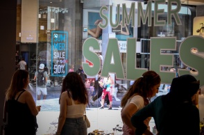 Πολίτες κοιτούν βιτρίνες με εκπτωτικές προσφορές