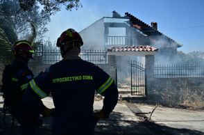 Σε ύφεση η πυρκαγιά στο Κορωπί - Παραμένουν επίγειες και εναέριες δυνάμεις - Ζημιές σε σπίτια, εκκενώθηκαν οικισμοί, 8 απεγκλωβισμοί