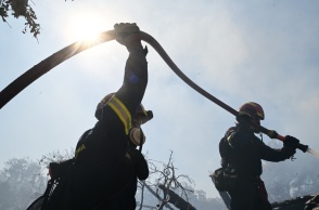 Πυροσβέστες με τη μάνικα ανά χείρας για την κατάσβεση φωτιάς