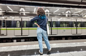 Κοπέλα αναμένει συρμό του μετρό στην αποβάθρα