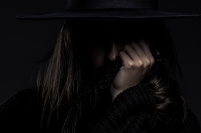 Γυναίκα στη σκιά