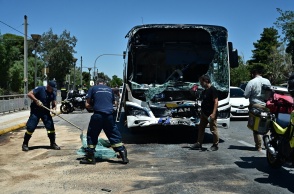 Το ένα από τα δύο λεωφορεία μετά τη σύγκρουση στη Βούλα 