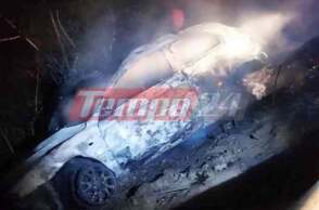 Το καμένο αυτοκίνητο στο οποίο απανθρακώθηκε ο νεαρός