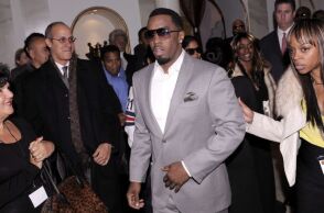 Σον Diddy Κομπς: Θερμή υποδοχή στη φυλακή μετά την αθώωση για σωματεμπορία και εκβιασμό - Παραμένει κρατούμενος έως τη δίκη του τον Οκτώβριο.