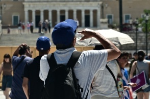 Άτομο πίνει νερό για να δροσιστεί υπό συνθήκες καύσωνα