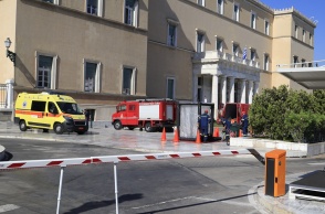 Πυροσβεστική και ασθενοφόρο στη Βουλή