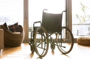 Πιλοτικό πρόγραμμα 24 εκατ. ευρώ για παρεμβάσεις προσβασιμότητας σε κατοικίες και επαγγελματικούς χώρους 2.500 ατόμων με αναπηρία.