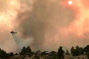 Φωτιά στον Ωρωπό: Απομακρύνθηκαν οι κάτοικοι από τον Ασπροχώρι, κοντά στον οικισμό οι φλόγες