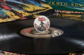 Οι Iron Maiden τιμώνται με νόμισμα του Ηνωμένου Βασιλείου για τα 50 χρόνια τους - Ο Eddie, η μασκότ τους, πρωταγωνιστεί στο συλλεκτικό σχέδιο.