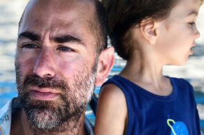 Άρης Βεζενές: Οι Παξοί είναι από τα μέρη που δεν τα επισκέπτεσαι απλώς, τα κουβαλάς μέσα σου