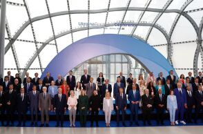 Η ΕΕ υπόσχεται 2,3 δισ. ευρώ για την Ουκρανία και ιδρύει ταμείο για την προσέλκυση ιδιωτικών επενδύσεων στην ανοικοδόμηση της χώρας.