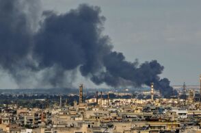 Μεγάλη φωτιά καίει ανακυκλώσιμα υλικά στη Σίνδο - Τοξικό νέφος προκαλεί ανησυχία στους ειδικούς - Σε εξέλιξη η επιχείρηση περιορισμού των εστιών.