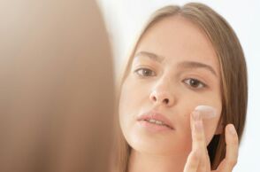 Τα καλλυντικά «dupes» που πωλούνται στο διαδίκτυο ενδέχεται να κρύβουν σοβαρούς κινδύνους για την υγεία, από αλλεργίες έως καρκίνο του δέρματος.