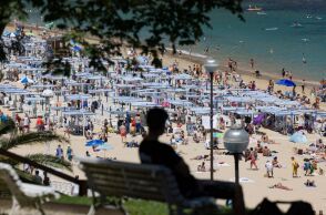 Ο υπερτουρισμός και η αύξηση των τιμών στα θέρετρα της Ισπανίας αναγκάζουν τους ντόπιους να εγκαταλείψουν τις παραλίες για φθηνότερες επιλογές στην ενδοχώρα.