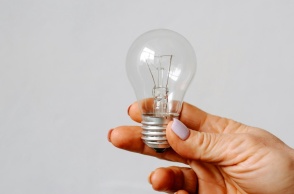 Λάμπα που την κρατά χέρι