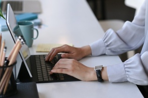 Άτομο γράφει σε PC